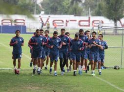 El defensa acepta que aún les falta ser más certeros y deben 'ir hacia adelante, con actitud'. TWITTER / @Chivas