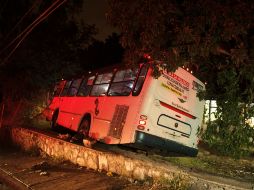 El camión impactó contra la barda enmallada de una primaria en colonia Lomas del Paraíso. EL INFORMADOR / J. Mendoza