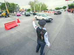Cerrado. Una agente de Movilidad maneja el flujo vehicular sobre Avenidad Alcalde. EL INFORMADOR /  A. Hernández
