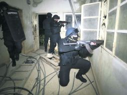 Policías palestinos supervisan las calles de Hebrón, controlado por Israel, en busca de delincuentes; dos palestinos fueron arrestados. EFE /