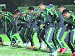 Carlos Vela (centro) participa en el entrenamiento que la Selección mexicana realizó ayer en Ámsterdam. FACEBOOK /  Selección Nacional de México