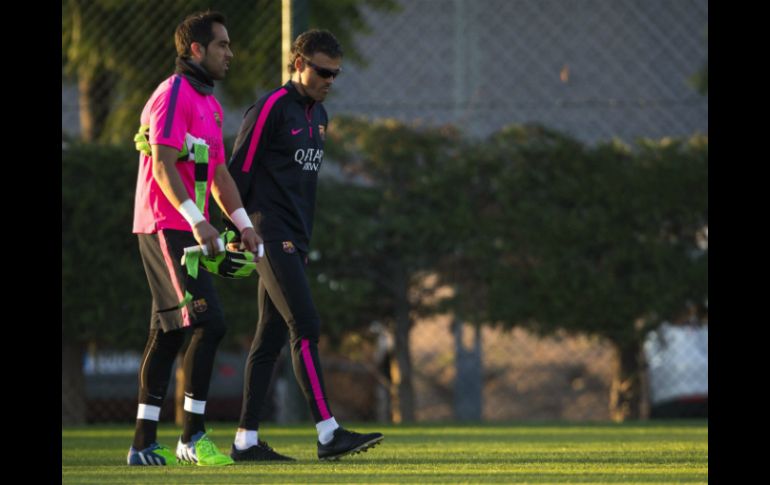 Claudio Bravo (i) uno de los refuerzos para esta temporada en Barcelona. EFE / A. García