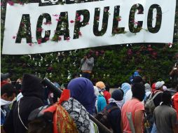 Ayer lunes, maestros y normalistas cerraron los accesos al aeropuerto del puerto guerrerense. AP / B. Hernández