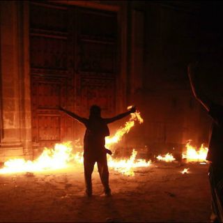 Indagan detenciones por quema de puerta de Palacio de Nacional