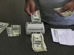 El tipo de cambio para solventar obligaciones en moneda extranjera pagaderas  es de 13.5874 pesos. AP / ARCHIVO