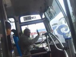 El ciclista se acercó al chofer para preguntarle si conocía el reglamento de Movilidad, a lo que éste contestó que no tenía el gusto. YOUTUBE / Cazul Jalisco