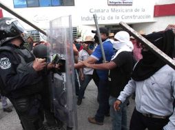 El conflicto frente a sede del PRI resultó en 25 maestros heridos; 15 de ellos están hospitalizados. SUN / J. Ríos