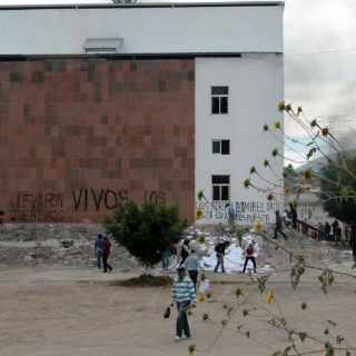 Padres de normalistas arriban a reunión con Murillo y Osorio