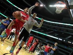 Los basquetbolistas presionaron a los chicos y le dieron seriedad al entrenamiento. NTX / J. Espinosa