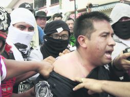 Tras un enfrentamiento. los docentes retuvieron por varias horas al subsecretario de Seguridad Pública de la Entidad, José Juan Gatica. AFP /