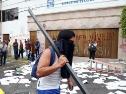 Aspecto de la agresión a la sede del PAN en Morelia. AFP / E. Castro