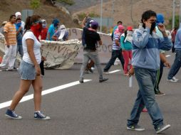 Los procedentes de varias escuelas rurales y de la Normal de Ayotzinapa resguardan las entradas y salidas de manera pacífica. NTX / ARCHIVO