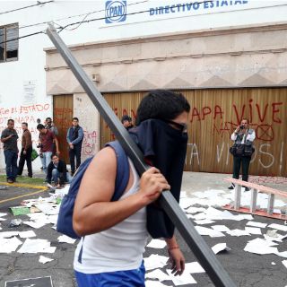 Normalistas se dirigen a aeropuerto de Morelia