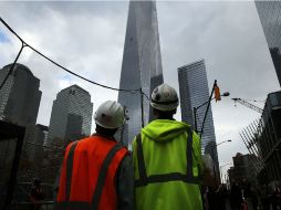 La policía pidió a la gente en tierra que se retirara de la zona en caso que pedazos de vidrio comenzasen a caer. AFP / S. Platt