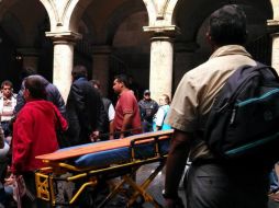 Durante la discusión, uno de los comerciantes convulsiona y es trasladado a la Cruz Verde. EL INFORMADOR / T. Villaseñor