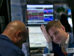 El principal indicador, cede hasta 17 mil 612.20 unidades, mientras que el Nasdaq fue el único en presentar ganacias. AP / ARCHIVO.