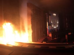 Los manifestantes incendiaron el interior del Congreso de Guerrero. AFP / P. Pardo