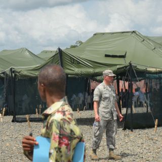 EU reduce militares en Liberia para combatir ébola