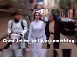 Leia es acosada por un Luke Skywalker disfrazado de Sandtrooper y Obi Wan Kenoby. YOUTUBE / Are We There Yet?