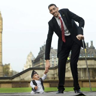 El hombre más alto y el más bajo del mundo, juntos en Londres