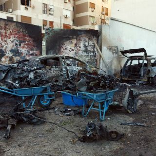 Coches bomba explotan cerca de dos embajadas en Trípoli