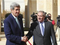 El secretario de Estado estadounidense, John Kerry (i), estrecha la mano del ministro de Exteriores jordano, Nasser Judeh. EFE / J. Nasrallah