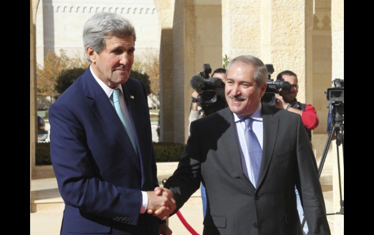 El secretario de Estado estadounidense, John Kerry (i), estrecha la mano del ministro de Exteriores jordano, Nasser Judeh. EFE / J. Nasrallah