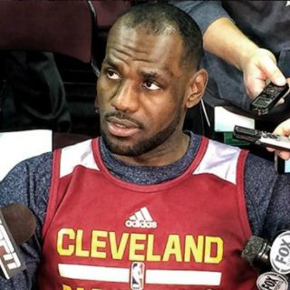 LeBron James prohíbe a sus hijos el futbol americano