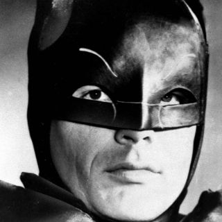 Adam West celebra lanzamiento de 'Batman' en DVD