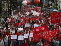 Manifestantes marchan en apoyo a la presidenta de Brasil, recientemente reelegida, Dilma Rousseff. AP / A. Penner