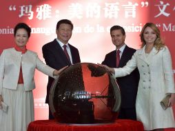 Peng y Rivera también acompañaron este jueves a sus maridos en la inauguración de una muestra de arte de la civilización maya. NTX / ESPECIAL