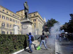 Los manifestantes lanzan petardos contra la sede del Ministerio de Economía y contra la sede de la bolsa de Valores. AP / G. Borgia
