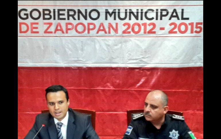 Robles Peiro (i) agrega que el expediente del nuevo comisario no posee señalamientos por violaciones de derechos humanos. TWITTER / @zapopanprensa