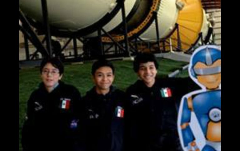 Ataviados con sus uniformes de la Agencia Espacial Mexicana (AEXA), cada uno de los niños concursantes recibió un reconocimiento. FACEBOOK / Robotix Center Lindavista