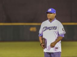 Fernando 'El Toro' Valenzuela fue el encargado de lanzar la primera bola del partido. EL INFORMADOR / F. Atilano