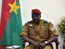 Isaac Zida acepta la Carta de Transición que llevará a la convocatoria de elecciones en noviembre. AFP / I. Sanogo