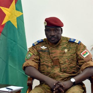 El Ejército de Burkina Faso levanta la suspensión de la Constitución