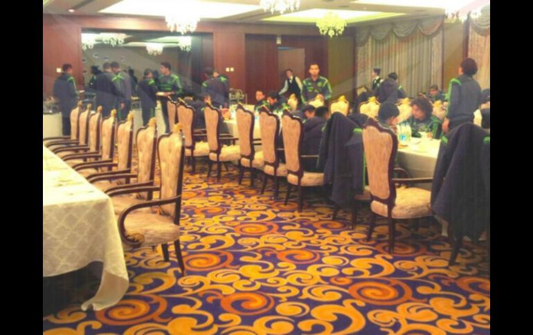 La escuadra mexicana come en su hotel antes de realizar una práctica. TWITTER / ‏@miseleccionmx