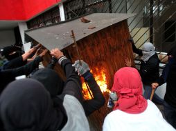 El ataque provoca que las oficinas de archivos se incendien. SUN / J. Serratos