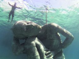 Se espera que la escultura submarina, la más grande del mundo, se convierta en un imán turístico. EFE / J. Taylor