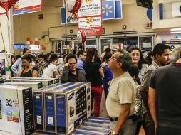 Los tapatíos se volcaron sobre las tiendas en busca de las mejores ofertas en el segundo día de 'El Buen Fin'. EL INFORMADOR / A. Hernández