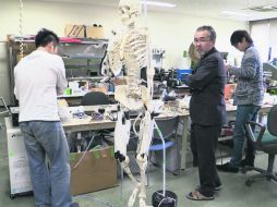 El profesor Koichi Suzumori en el laboratorio donde dirige un proyecto para desarrollar 'músculos artificiales'. EFE  /