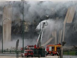 El fuego estalla el domingo por la madrugada en la planta de Campofrío. AFP / C. Manso