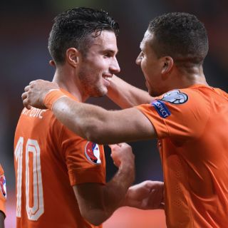Holanda golea y frena el adiós de Guus Hiddink