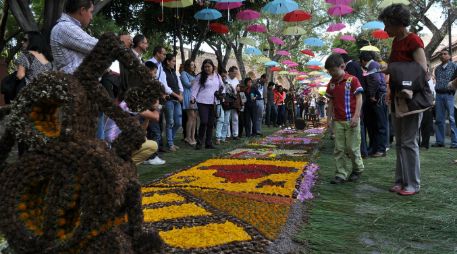 Una centena de artesanos trabajaron toda la noche en esta pieza, para la cual se requirieron más de tres millones de flores. NTX / G. Salas