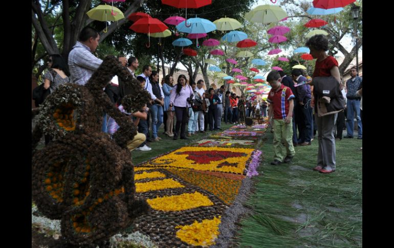 Una centena de artesanos trabajaron toda la noche en esta pieza, para la cual se requirieron más de tres millones de flores. NTX / G. Salas