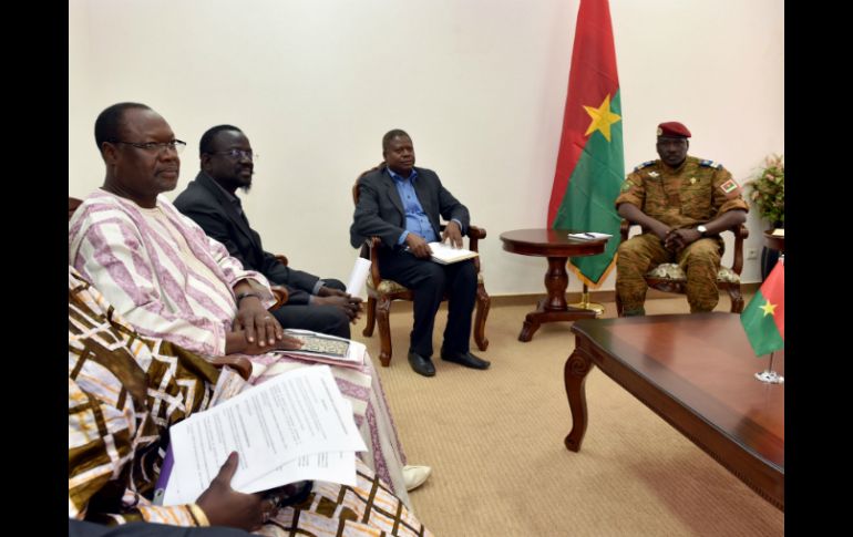 Isaac Zida destaca durante su discurso, que este documento es un 'homenaje vibrante a todo el pueblo' de Burkina Faso. AFP / I. Sanogo
