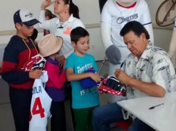 Cuando sus padres les dijeron que estaban ante el mejor beisbolista mexicano de la historia, los pequeños se emocionaban. EL INFORMADOR / J. Robles