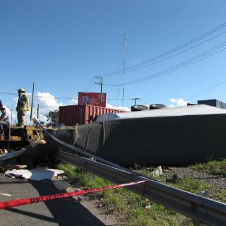 Chocan tren y camión de carga; Adolf Horn cerrada
