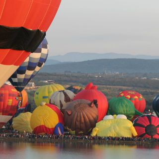 Globos pintan de multicolor y algarabía el cielo de León